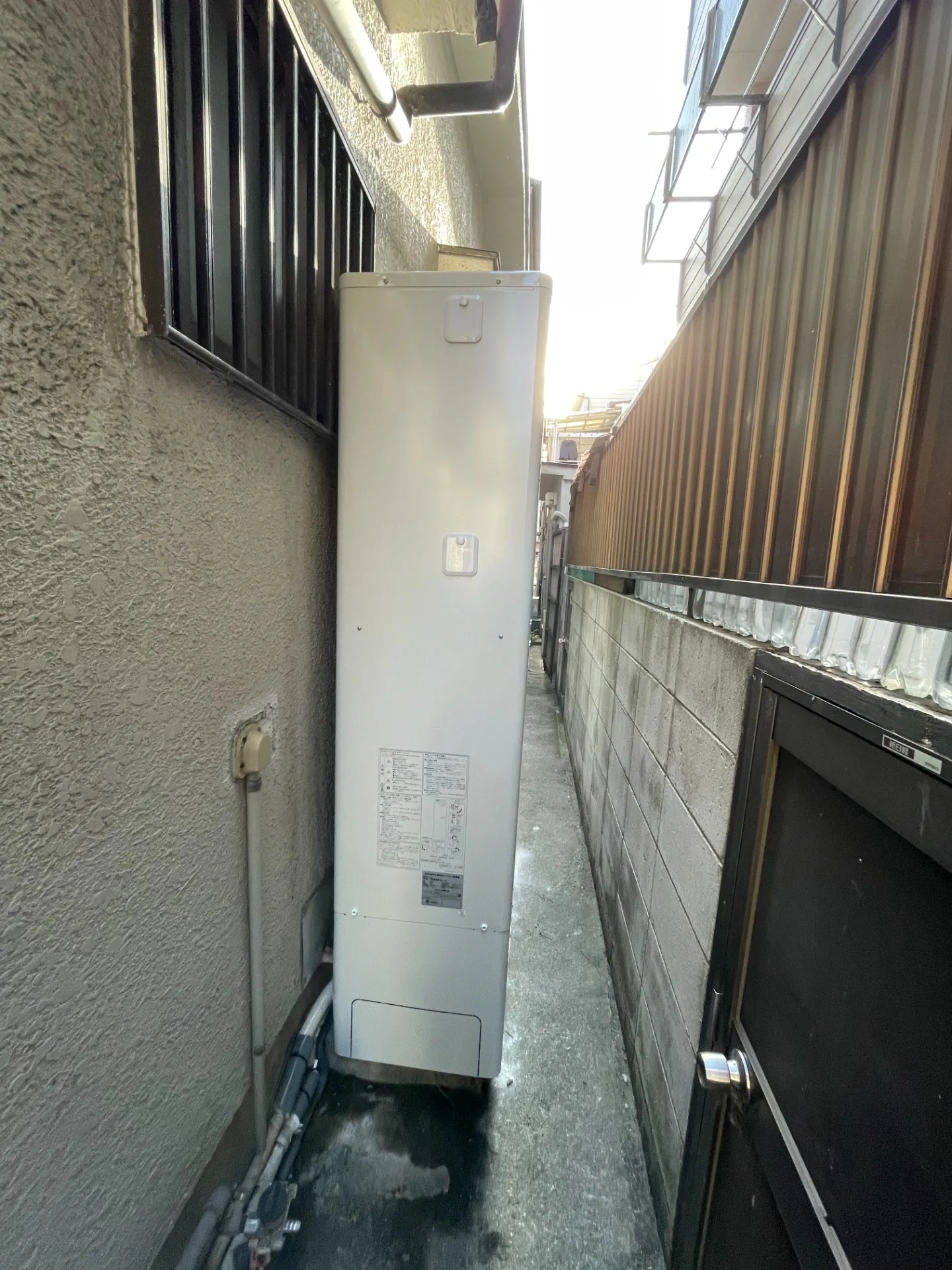 大阪府の戸建て住宅で電気温水器からエコキュートへ交換させていただきました。